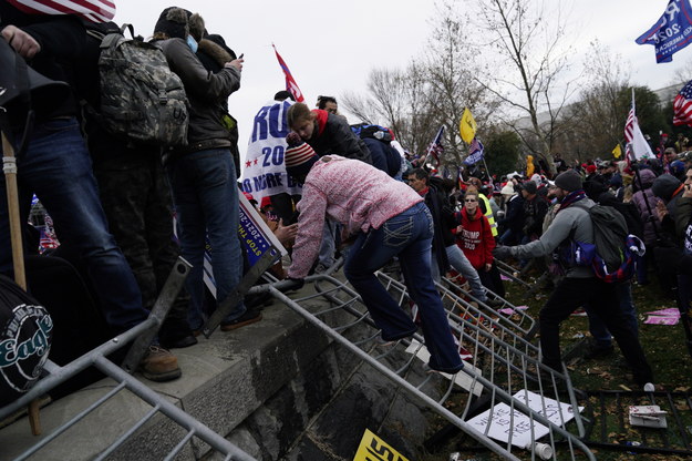 Zwolennicy Trumpa wdarli się na Kapitol /WILL OLIVER  /PAP/EPA