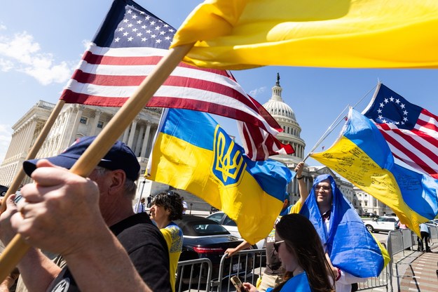 Zwolennicy Ukrainy przed Kapitolem w USA po przegłosowaniu ustawy dotyczącej nowego pakietu pomocy dla Kijowa /JIM LO SCALZO /PAP/EPA