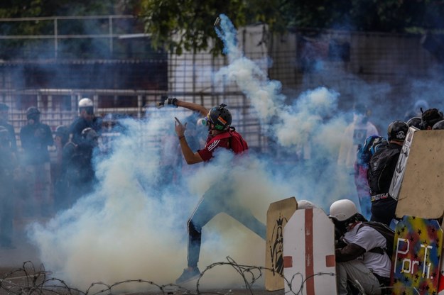 Zwolennicy wenezuelskiej opozycji kontra siły bezpieczeństwa. Caracas, 22 lipca 2017 /CRISTIAN HERNANDEZ /PAP/EPA