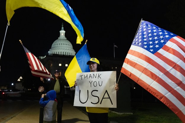 Zwolennicy wsparcia dla Ukrainy przed Kapitolem /MICHAEL REYNOLDS    /PAP/EPA