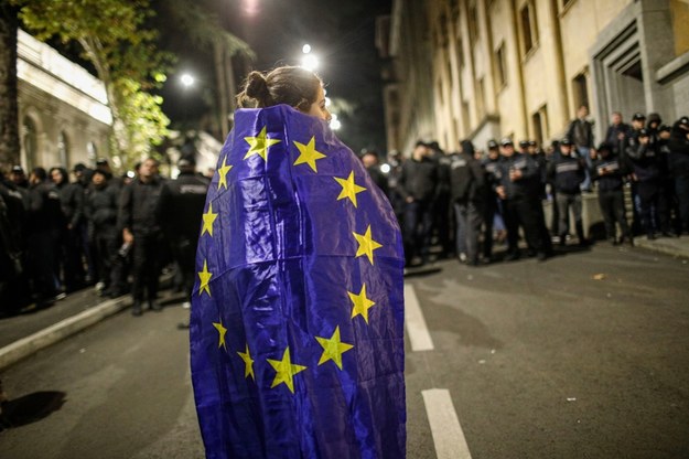 Zwolenniczka integracji z UE podczas protestu w Tbilisi, stolicy Gruzji /David Mdzinarishvili