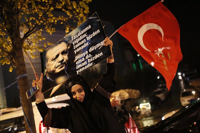 Zwolenniczka prezydenta Recepa Erdogana po ogłoszeniu wstępnych wyników referendum /PAP/EPA