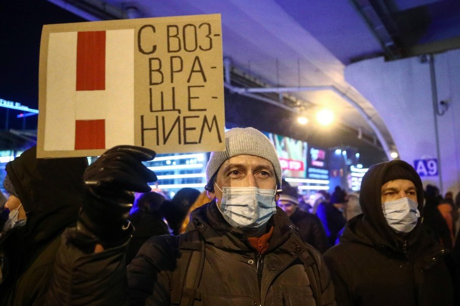 Zwolennik Aleksieja Nawalnego na lotnisku Wnukowo. Trzyma napis "Witaj ponownie" /ITAR/TASS/Sergei Bobylev /PAP/ITAR-TASS