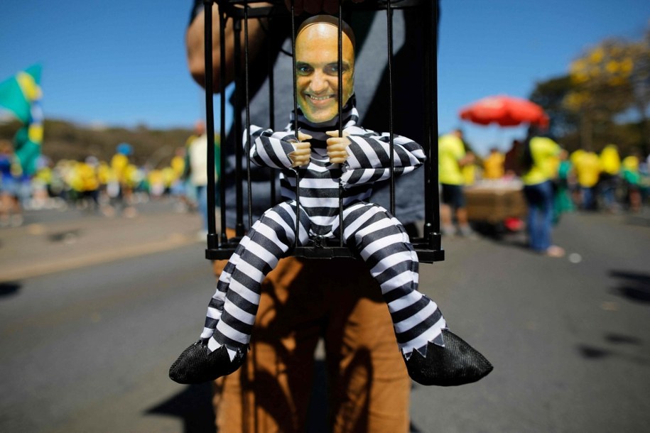 Zwolennik byłego prezydenta Brazylii Jaira Bolsonaro niesie kukłę przedstawiającą uwięzionego sędziego Sądu Najwyższego Alexandre’a de Moraesa podczas demonstracji przeciwko rządowi prezydenta Brazylii /SERGIO LIMA/AFP /East News