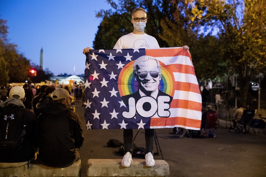 Zwolennik Joe Bidena w okolicach Białego Domu /MICHAEL REYNOLDS    /PAP/EPA