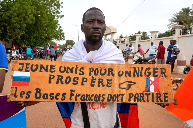 Zwolennik junty wojskowej, która przejęła władzę w Nigrze /ISSIFOU DJIBO /PAP/EPA