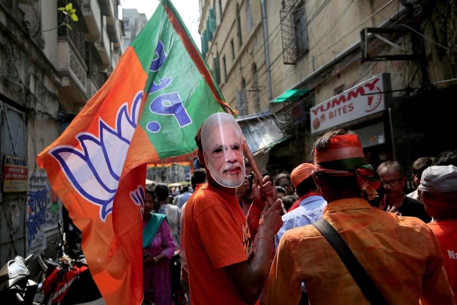 Zwolennik partii BJP świętujący sukces /PIYAL ADHIKARY    /PAP/EPA