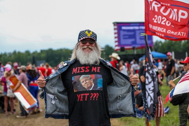 Zwolennik Trumpa w koszulce z napisem "Już za mną tęsknicie?". Wellington, Ohio /	AA/ABACA /PAP/Abaca