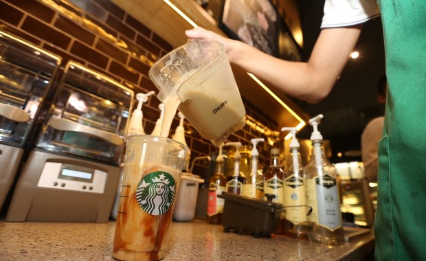 Zwolnienia i zamknięcia kawiarni Starbucks. Kultowa sieć w kryzysie