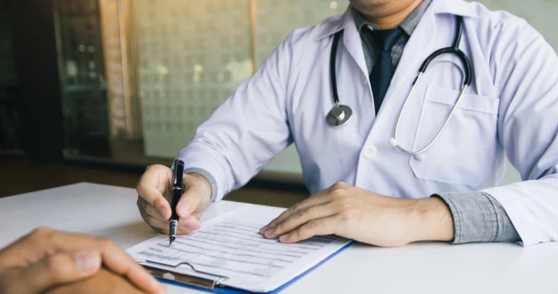 Zwolnienie lekarskie może mieć oznaczenie literowe: A, B, C, D, E. Każde z nich wskazuje na inną przyczynę niezdolności do pracy /123RF/PICSEL