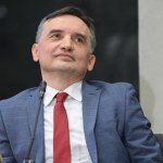 Zwolnienie lekarskie po węgiersku? Co z pensją Ziobry, jeśliby takie dostarczył?