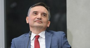 Zwolnienie lekarskie po węgiersku? Co z pensją Ziobry, jeśliby takie dostarczył?