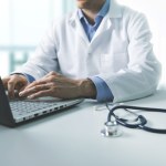 Zwolnienie lekarskie z datą wsteczną. Czy lekarz może je wystawić?