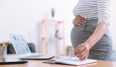 Zwolnienie lekarskie z kodem B. Pracodawca ma specjalne obowiązki