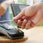 Zwróć na to uwagę przy płatności kartą. Odmów, gdy sprzedawca cię o to poprosi