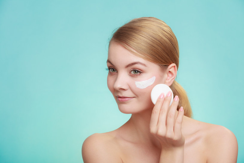 Zwróć uwagę na to, czym myjesz twarz. Sam tonik często powoduje uczucie ściągnięcia skóry /123RF/PICSEL