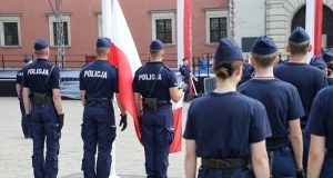 Zwrot w policji. Świadczenia pomogły, Warszawa wyjątkiem