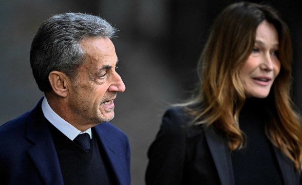 Zwrot ws. Sarkozy'ego. Były prezydent Francji wychodzi na wolność