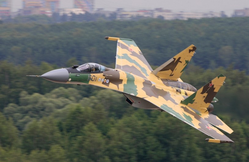 Zwrotny Su-35 ma z łatwością poradzić sobie z F-35 - zapewniają specjaliści z Rosji. /materiały prasowe