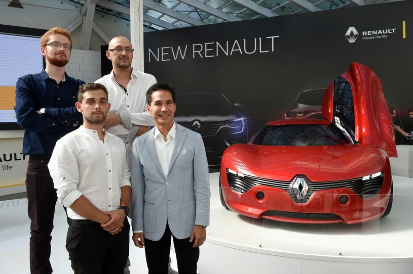 Zwycięska trójka laureatów i Anthony Lo, dyrektor designu zewnętrznego Renault i przewodniczący jury konkursu /Informacja prasowa