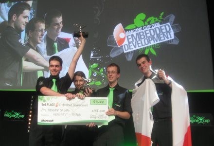 Zwycięski zespół Aero@PUT odbiera nagrodę za 3. miejsce i czek na na 5 tys. dol. /INTERIA.PL