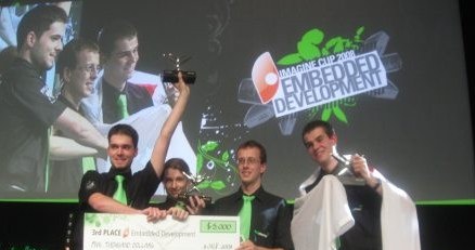Zwycięski zespół Aero@PUT odbiera nagrodę za 3. miejsce i czek na na 5 tys. dol. /INTERIA.PL