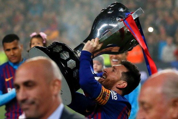Zwycięskiego gola uzyskał Argentyńczyk Lionel Messi /ALBERTO ESTEVEZ /PAP/EPA