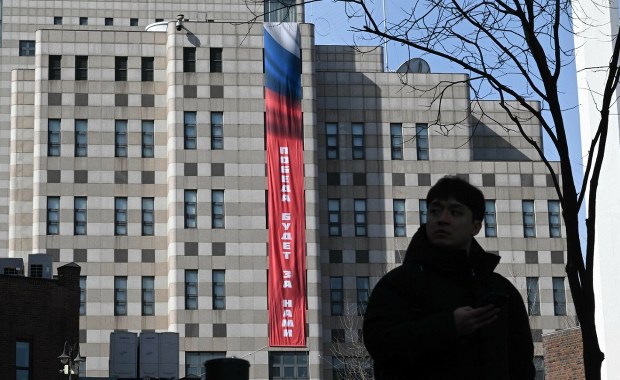 "Zwycięstwo będzie nasze". Skandaliczny baner na rosyjskiej ambasadzie wywołał protesty
