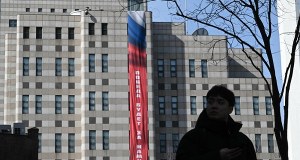 "Zwycięstwo będzie nasze". Skandaliczny baner na rosyjskiej ambasadzie