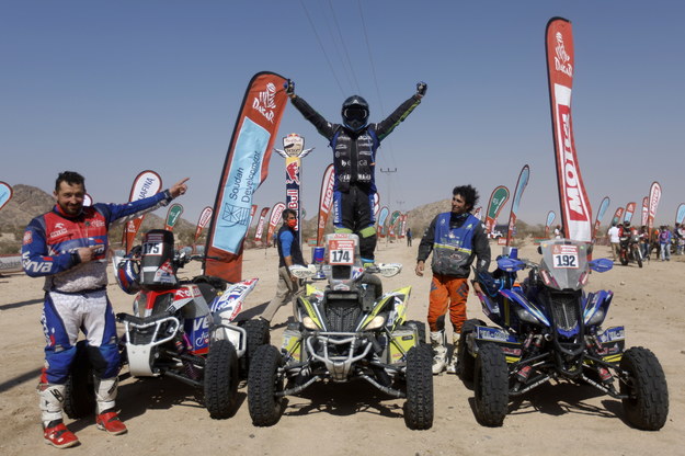 Zwycięzca Alexandre Giroud (w środku), Kamil Wiśniewski (z lewej) i Francisco Moreno na podium Rajdu Dakar w kategorii quadów /PAP/EPA