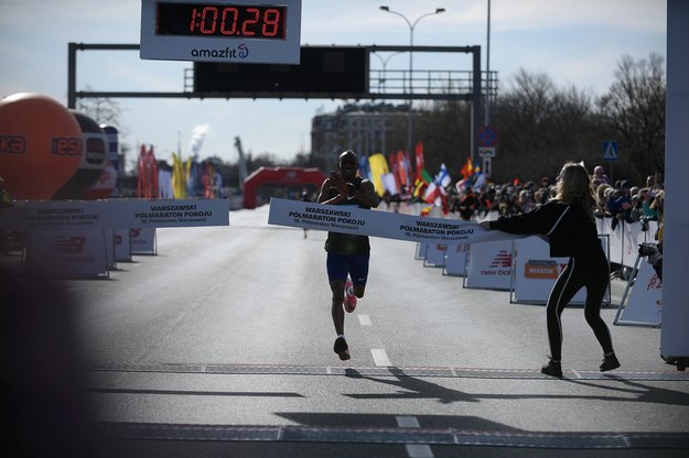 Zwycięzca Emanuel Giniki Gisamoda z Tanzani na mecie Warszawskiego Półmaratonu Pokoju / 	Marcin Obara  /PAP