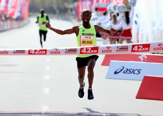 Zwycięzca Etiopczyk Regasa Mindaye Bejiga na mecie Orlen Warsaw Marathon /Leszek Szymański /PAP