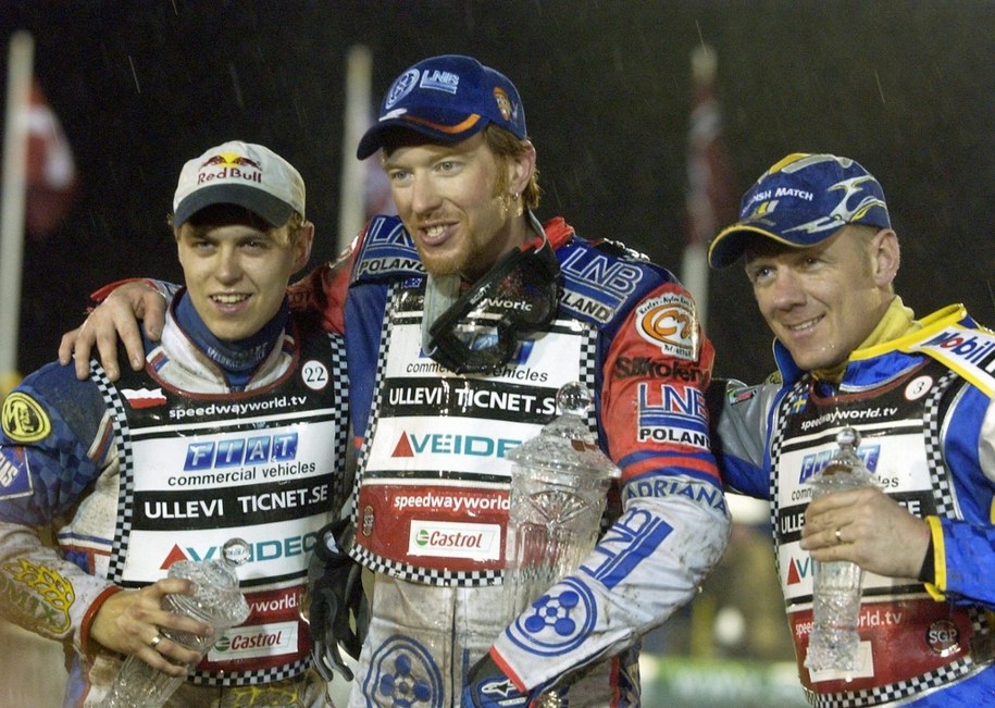 Zwycięzca Jason Crump z Australii (środek), drugi w klasyfikacji generalnej Polak Jarosław Hampel (z lewej) i trzeci w klasyfikacji generalnej Szwed Tony Rickardsson (z prawej) trzymają swoje trofea na podium podczas Grand Prix Czech w Pradze w sobotę 15 maja 2004 r. /RENE VOLFIK /PAP