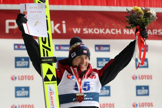 Zwycięzca mistrzostw Polski w skokach narciarskich Kamil Stoch na podium w Zakopanem / 	Grzegorz Momot    /PAP