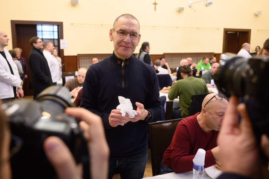 Zwycięzca Mistrzostw Poznania w jedzeniu pączków na czas - Andrzej Galasiński /	Jakub Kaczmarczyk   /PAP