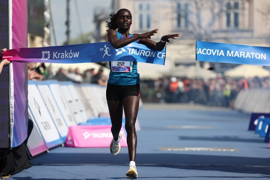 Zwyciężczyni Kenijka Chelangat Sang na mecie TAURON 23. Cracovia Maratonu /Art Service /PAP