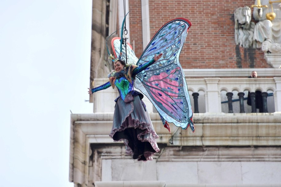 Zwyciężczyni zeszłorocznego konkursu piękności karnawału, 20-letnia Erika Chia /ANDREA MEROLA /PAP/EPA