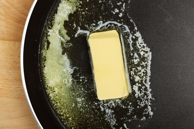 Zwykłe masło możemy używać jedynie do krótkiego smażenia /123RF/PICSEL