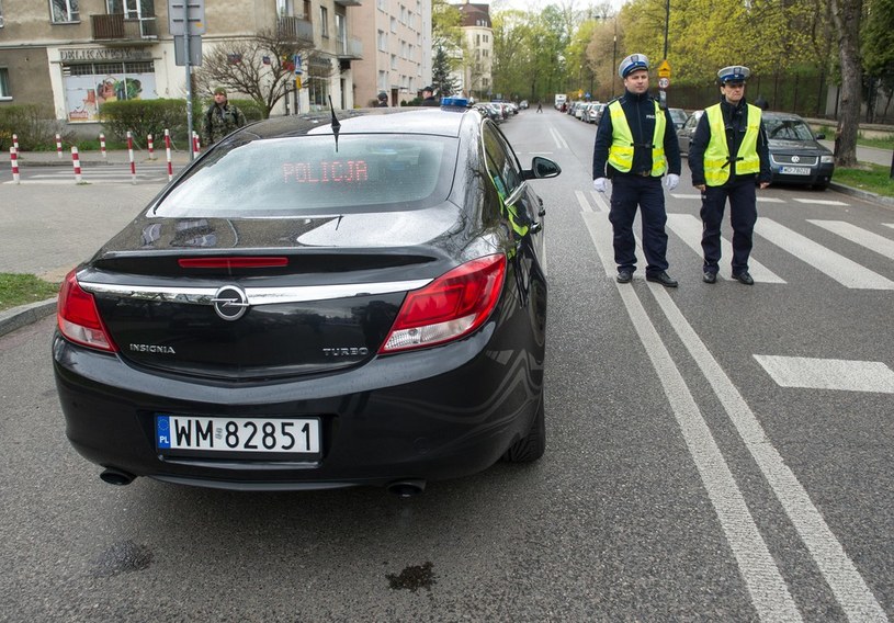Zwykle nieoznakowane samochody mają za tylną szybą umieszczoną listwę pozwalającą wyświetlać napisy /fot. Bartosz Krupa /East News