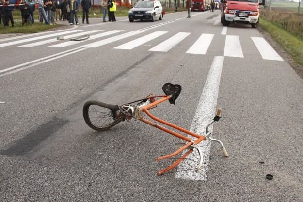 Zwykle zderzenie rowerzysty z samochodem kończy się tragicznie / Fot: Marek Maliszewski /Reporter