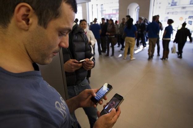 Zwykły smarton czy iPhone 4S? Oto jest pytanie... /AFP