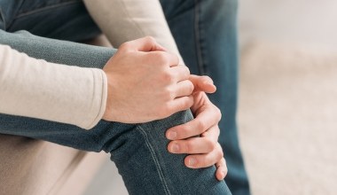 Zwyrodnienie stawów to nie tylko problem seniorów. Jak objawia się u młodszych?