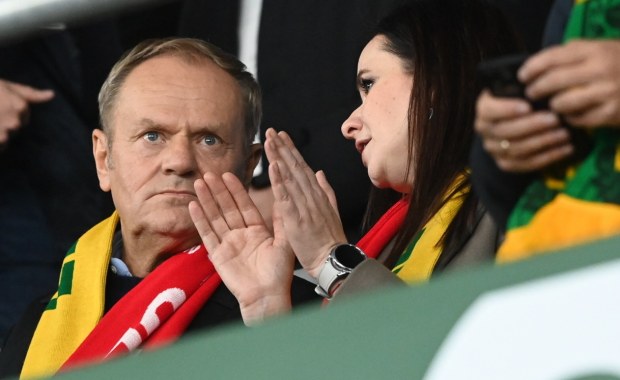 Zwyzywany przez kibiców Donald Tusk odpowiada