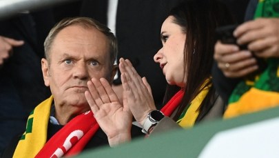 Zwyzywany przez kibiców Donald Tusk odpowiada