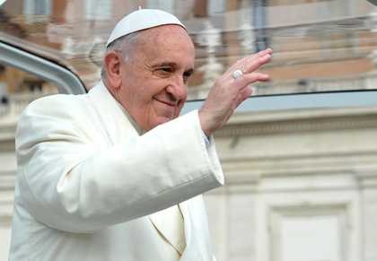 "Życie razem to sztuka" - mówił do zakochanych papież Franciszek /ETTORE FERRARI /PAP/EPA