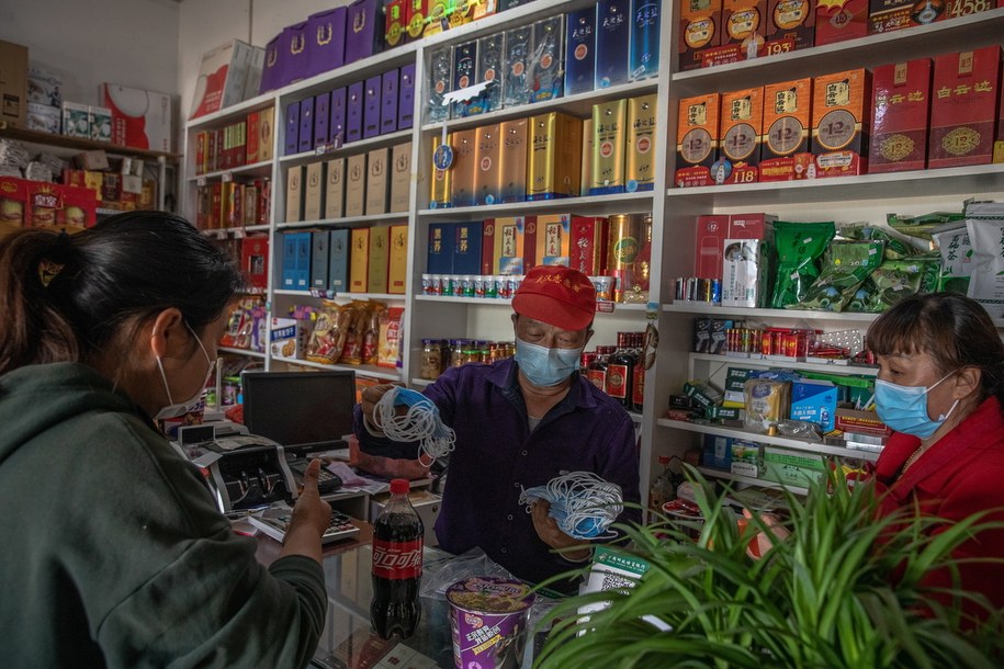 Życie w Wuhan powoli wraca do normy /ROMAN PILIPEY /PAP/EPA