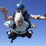 Życie zaczyna się na emeryturze. 104-latka skoczyła ze spadochronem