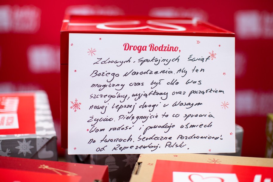 Życzenia dla obdarowanej rodziny od piłkarskiej reprezentacji Polski /Szlachetna Paczka /Materiały prasowe