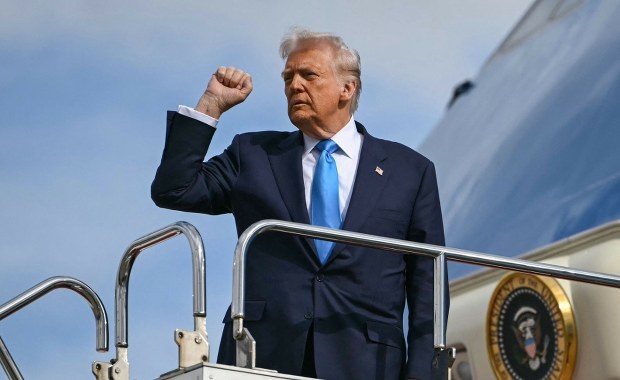 Życzenie ​Zełenskiego: Trump ląduje samolotem w Kjowie