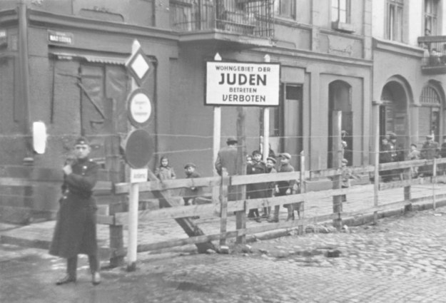Żydowskie getto w Warszawie stworzone przez Niemców /PAP/DPA